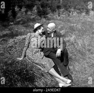 Eva Braun Collection (Album 2) - deutscher Mann und Frau auf dem Land sitzen kann. 1930er Jahre Stockfoto