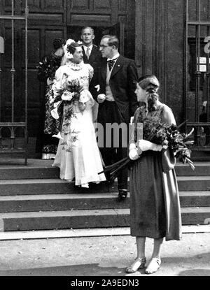 Eva Braun Collection (Album 4) - Braut und Bräutigam walking (Hochzeit) Ca. 1930s Stockfoto