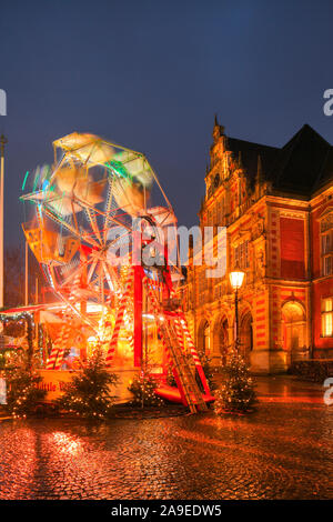 Weihnachtsmarkt im Harburger Rathaus Markt mit der Dämmerung, Harburg, Hamburg, Deutschland, Europa Stockfoto