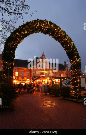 Weihnachtsmarkt im Harburger Rathaus Markt mit der Dämmerung, Harburg, Hamburg, Deutschland, Europa Stockfoto