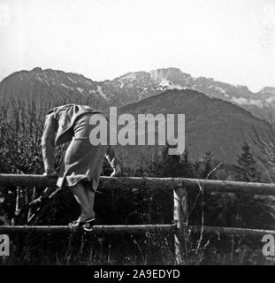Eva Braun Collection (Album 3) - Frau klettern einen Zaun in den 1930er oder 1940er Jahren Deutschland Stockfoto