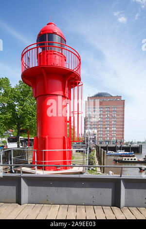 Rote Leuchtturm und Seniorenresidenz Augustinum im Museumshafen in övelgönne an der Elbe, neue Mühlen, Hamburger Hafen, Hamburg, Deutschland, Europa Stockfoto