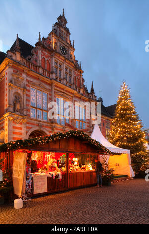 Weihnachtsmarkt im Harburger Rathaus Markt mit der Dämmerung, Harburg, Hamburg, Deutschland, Europa Stockfoto