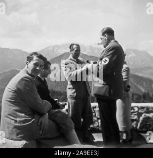 Eva Braun Collection (Album 3) - ein Nazi Leader unter den Menschen sprechen kann. 1930 s oder 1940 s Stockfoto