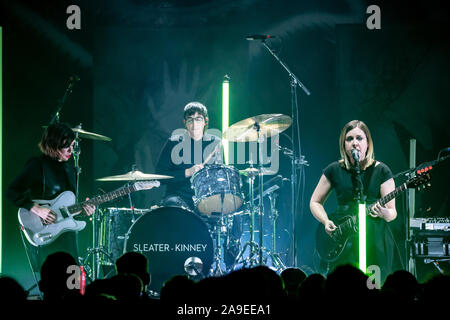 Los Angeles, Ca. 14 Nov, 2019. Sleater-Kinney im Hollywood Palladium in Los Angeles, Kalifornien am 14. November 2019. Quelle: Steve Rose/Medien Punch/Alamy leben Nachrichten Stockfoto