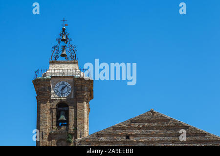 Ein Kirchturm mit Uhr und Glocken in Ortona, Provinz von Chieti, Pescara, Abruzzen, Italien, Stockfoto