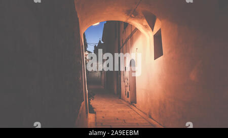 Ein Durchgang zu einem Lane in der Nacht in Otranto, Lecce, Apulien, Italien, Stockfoto