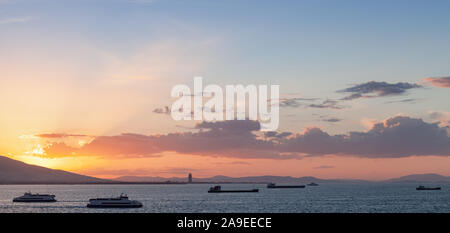 Landschaft mit Schiffen in der Bucht von Izmir, Türkei. Farbenfroher Sonnenuntergang über dem Mittelmeer Stockfoto