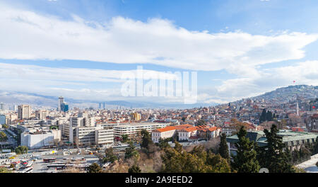 Izmir, Türkei. Panoramablick auf die Landschaft der Stadt Izmir. Moderne Gebäude und Berge am Horizont Stockfoto