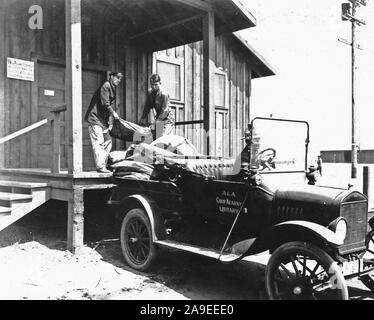 1918 oder 1919 - Bibliotheken - Alabama durch Iowa - Empfangen von Burleson Zeitschriften. Post Office Mitarbeiter laden Versand ist der Tag der Gabe Magazine auf die Bibliothek Truck. Camp Kearny, Linda Vista, Cal Stockfoto