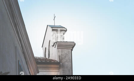 Ein Kirchturm mit einem Kreuz, in Ortona, Provinz von Chieti, Pescara, Abruzzen, Italien, Stockfoto