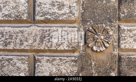Hintergrund mit einem Stein, kleine, runde, Blumenförmigen Gnade Hinweis, Stockfoto