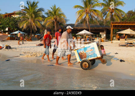 April 14, 2019 - Ein Eis Anbieter verläuft entlang der West Bay Beach auf der Insel Roatan, Honduras. Stockfoto