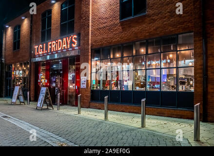 TGI Fridays, Riverside Komplex, Norwich früh an einem dunklen Winterabend vor den Massen Abstieg zum Abendessen erfasst Stockfoto