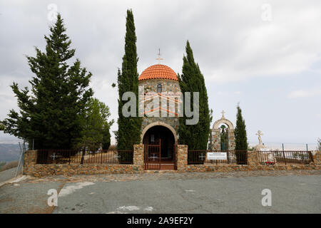 Larnaka, Zypern - 26. September 2019: Die Kirche der Heiligen von Zypern auf dem Hügel von stavrovouni Kloster auf dem Gipfel des Berges Stockfoto