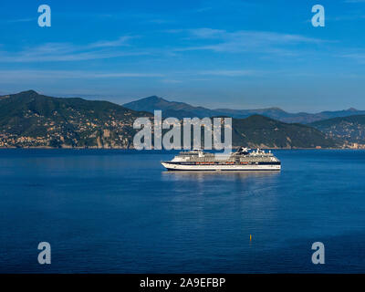 Kreuzfahrtschiff "Celebrity Constellation", in der Nähe von Portofino, der Provinz Genua, der Riviera di Levante, Ligurien, Italien, Europa Stockfoto