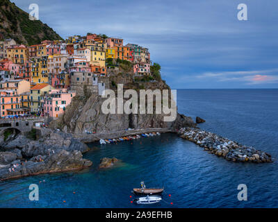 Blick auf den Hafen und bunten Häusern, Manarola, Cinque Terre, La Spezia, Ligurien, Italien, Europa Stockfoto