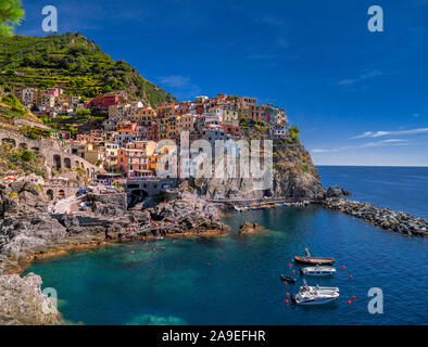 Blick auf den Hafen und bunten Häusern, Manarola, Cinque Terre, La Spezia, Ligurien, Italien, Europa Stockfoto