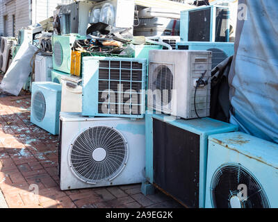 Alte Klimaanlagen auf der Straße neben dem Home Appliance Repair Shop in Sokcho city, Südkorea Stockfoto