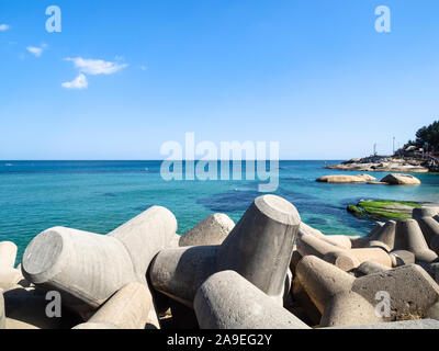 Reisen nach Südkorea - betonsteine auf Deungdae Strand in Sokcho City an sonnigen Herbsttag Stockfoto
