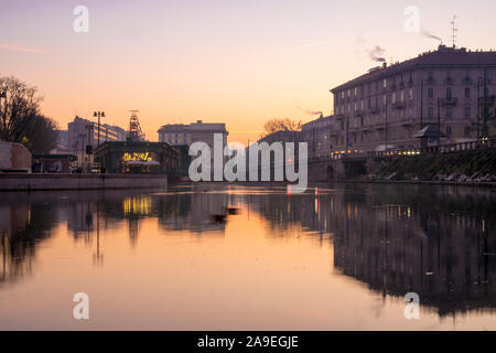 Mailand, Italien: Blick in der Morgendämmerung der alten Flusshafen von Mailand, genannt Darsena, im Stadtteil Navigli. Zeit hinfällig. Stockfoto