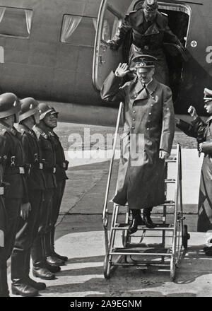 Eva Braun Sammlung (sedam) - NS-Führer Adolf Hitler mit Soldaten Ca. 1930s oder 1940s Stockfoto