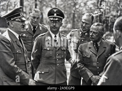 Eva Braun Sammlung (sedam) - NS-Führer Adolf Hitler mit Soldaten Ca. 1930s oder 1940s Stockfoto