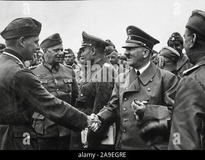 Eva Braun Sammlung (sedam) - NS-Führer Adolf Hitler mit Soldaten Ca. 1930s oder 1940s Stockfoto