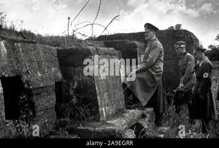 Eva Braun Sammlung (sedam) - NS-Führer Adolf Hitler mit Soldaten Ca. 1930s oder 1940s Stockfoto