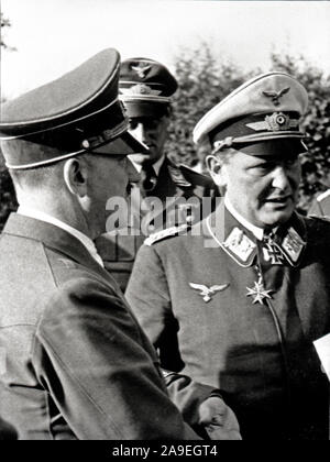 Eva Braun Sammlung (sedam) - NS-Führer Adolf Hitler mit Soldaten Ca. 1930s oder 1940s Stockfoto