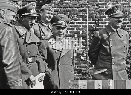 Eva Braun Sammlung (sedam) - NS-Führer Adolf Hitler mit Soldaten Ca. 1930s oder 1940s Stockfoto