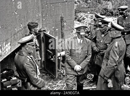 Eva Braun Sammlung (sedam) - NS-Führer Adolf Hitler mit Soldaten Ca. 1930s oder 1940s Stockfoto