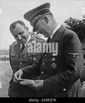 Eva Braun Sammlung (sedam) - NS-Führer Adolf Hitler mit Soldaten Ca. 1930s oder 1940s Stockfoto