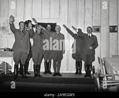 Eva Braun Sammlung (sedam) - NS-Führer Adolf Hitler mit Soldaten Ca. 1930s oder 1940s Stockfoto