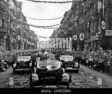 Eva Braun Sammlung (ossam) - Adolf Hitler Reiten in Auto winkenden während der Parade in seiner Ehre geworfen Ca. 1930s oder 1940s Stockfoto