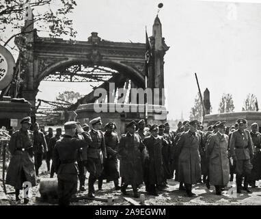 Eva Braun Sammlung (ossam) - Adolf Hitler in Uniform mit deutschen Soldaten oder Offiziere Ca. 1930s oder 1940s Stockfoto