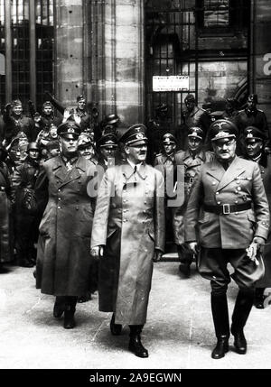 Eva Braun Sammlung (ossam) - Adolf Hitler in Uniform mit deutschen Soldaten oder Offiziere Ca. 1930s oder 1940s Stockfoto