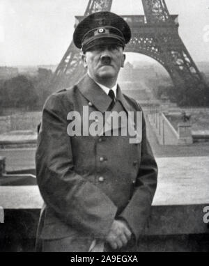 Eva Braun Sammlung (ossam) - Adolf Hitler vor dem Eiffelturm in Paris Ca. 1930s oder 1940s Stockfoto