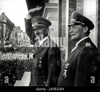 Eva Braun Sammlung (ossam) - Adolf Hitler in Uniform mit deutschen Soldaten oder Offiziere Ca. 1930s oder 1940s Stockfoto