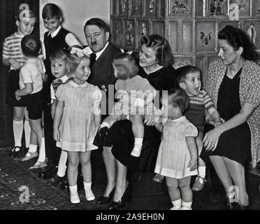 Eva Braun Sammlung (ossam) - Original Bildunterschrift: Bormanns und Speers-Kinder wünschen ein gutes 1940/Bormann und Speer - Kinder wünschen ein frohes 1940 - Adolf Hitler mit einer Gruppe von Kindern Stockfoto