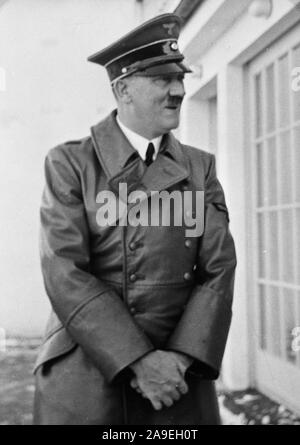 Eva Braun Sammlung (ossam) - Adolf Hitler tragen Fell draußen Ca. 1930s oder 1940s Stockfoto