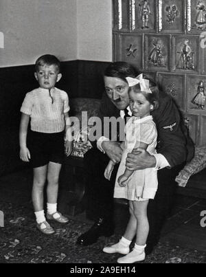 Eva Braun Sammlung (ossam) - Adolf Hitler mit zwei Kindern Ca. 1930s oder 1940s Stockfoto