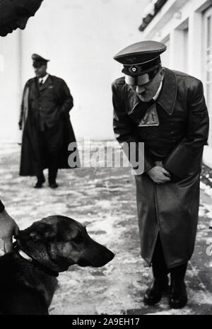 Eva Braun Sammlung (ossam) - Adolf Hitler Gruß ein Hund kann. Ende der 1930er oder 1940er Jahre Stockfoto