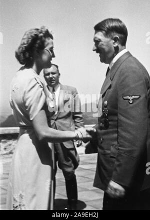 Eva Braun Sammlung (ossam) - Adolf Hitler Gruß Frau draußen Ca. 1930s oder 1940s Stockfoto