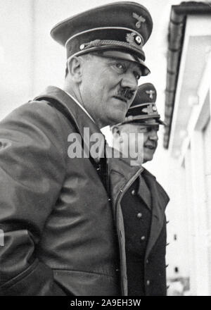 Eva Braun Sammlung (ossam) - Adolf Hitler tragen Fell draußen Ca. 1930s oder 1940s Stockfoto