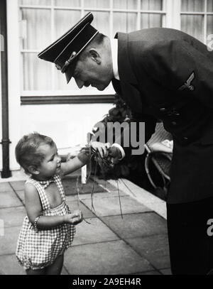 Eva Braun Sammlung (Devet) - Adolf Hitler mit kleinen Mädchen Ca. 1930s oder 1940s Stockfoto