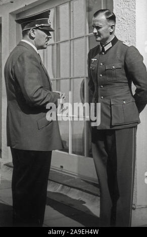 Eva Braun Sammlung (ossam) - Adolf Hitler im Gespräch mit Soldaten Ca. 1930s oder 1940s Stockfoto