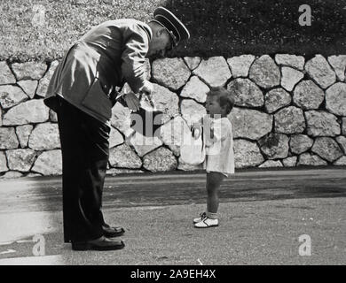 Eva Braun Sammlung (Devet) - Adolf Hitler mit kleinen Mädchen Ca. 1930s oder 1940s Stockfoto