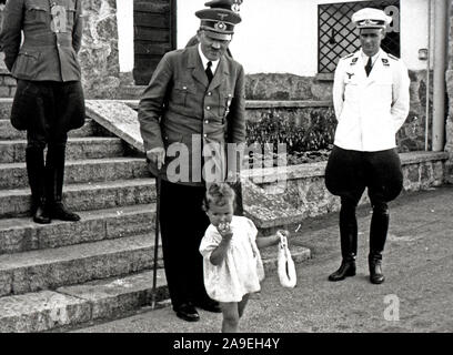 Eva Braun Sammlung (Devet) - Adolf Hitler mit kleinen Mädchen Ca. 1930s oder 1940s Stockfoto