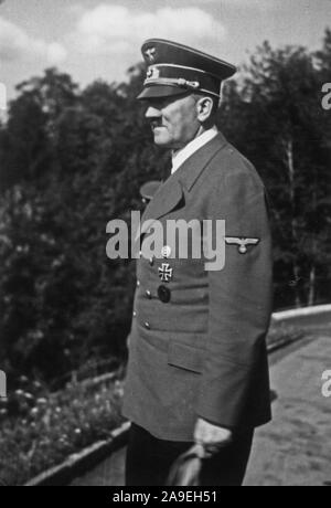 Eva Braun Sammlung (Devet) - Adolf Hitler stand draußen Ca. 1930s oder 1940s Stockfoto